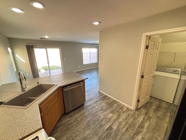 Building Photo - Beautiful 4Bed/2.5 Bath/2Car 2 Story Home nestled in this beautiful Southwest Community near Rhod...