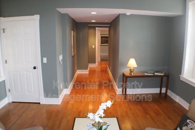 Building Photo - 100 W Village Dr