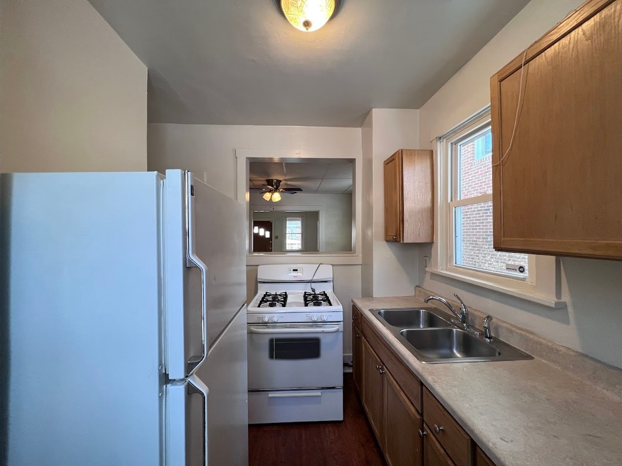 Building Photo - 827 Norwich Ave