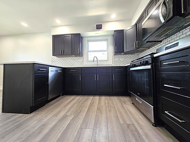 Building Photo - 1002 E Callero Cir