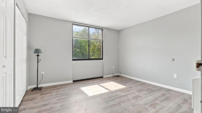 Building Photo - 801 Yale Ave