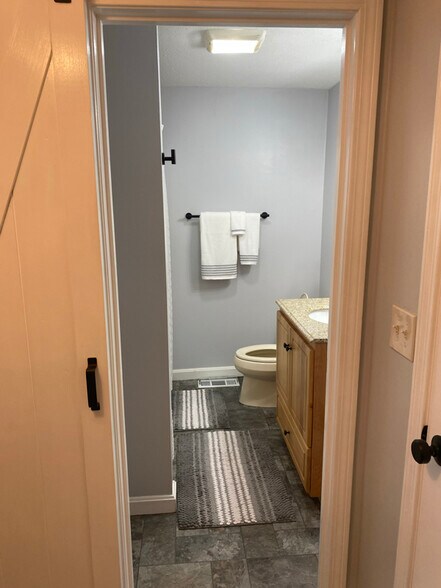 Building Photo - 105 Elmwood Dr