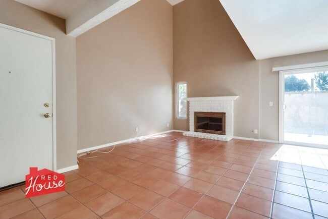 Building Photo - 825 Mola Vista Way