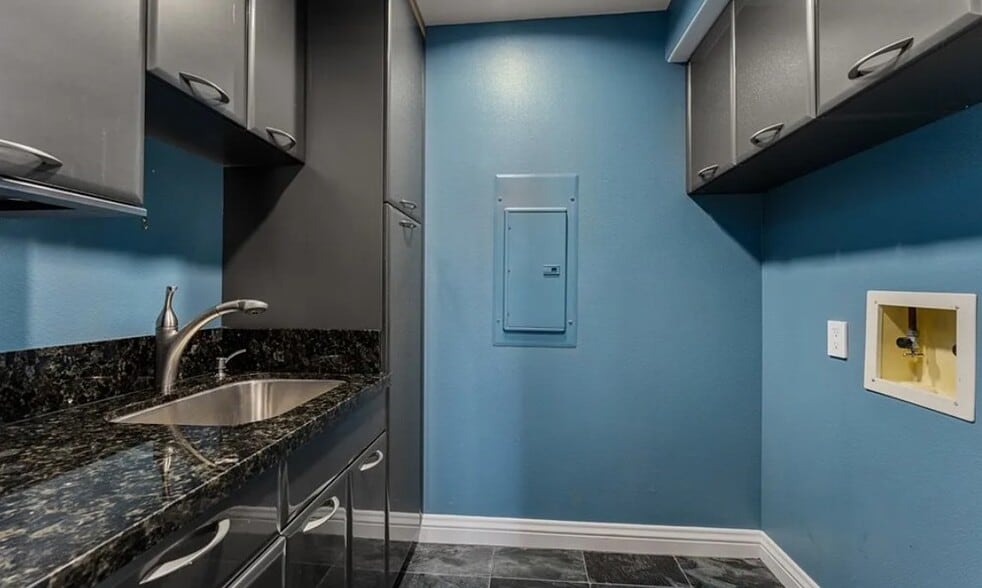 LAUNDRY UNIT WITH WASHER/DRYER INCLUDED. - 1259 Bonnie Brae St