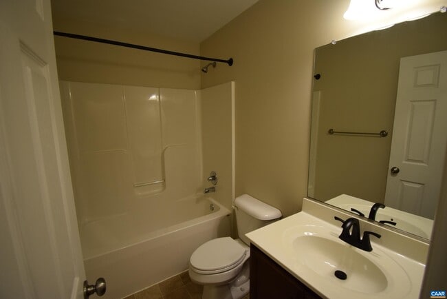 Building Photo - 41 Woodlawn Dr