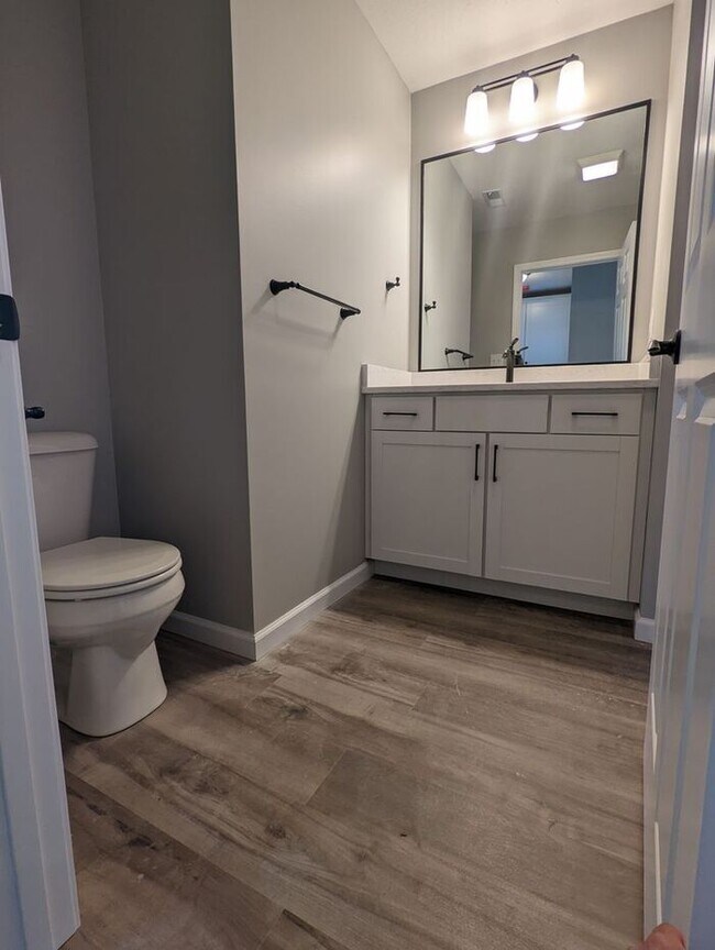 Building Photo - 4 Bedroom Home With An Open Floor Plan In A Quite Eastside Neighborhood-Pets Welcome!