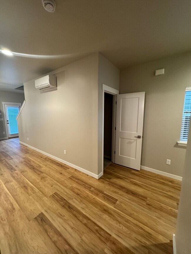 Building Photo - Duplex in Well Located SW Bend