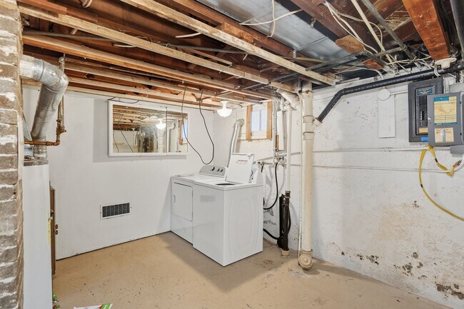 Building Photo - Charming Sellwood Cottage w/ Garage & Fenc...