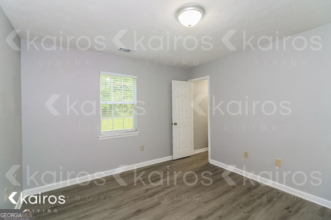 Building Photo - 300 Beaver Pointe Dr