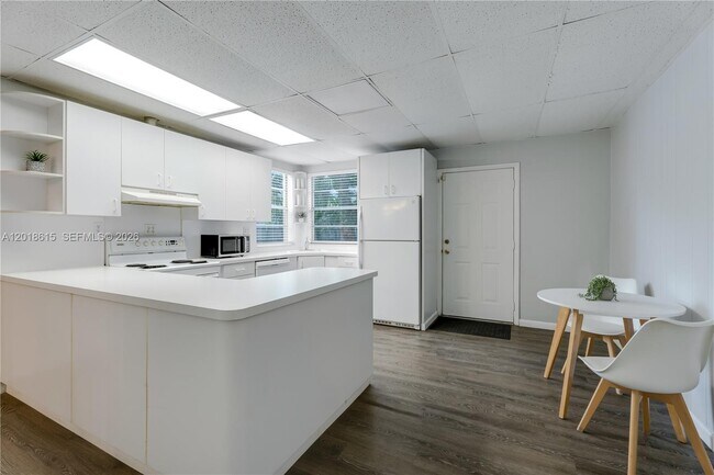 Building Photo - 6531 SW 57th Pl