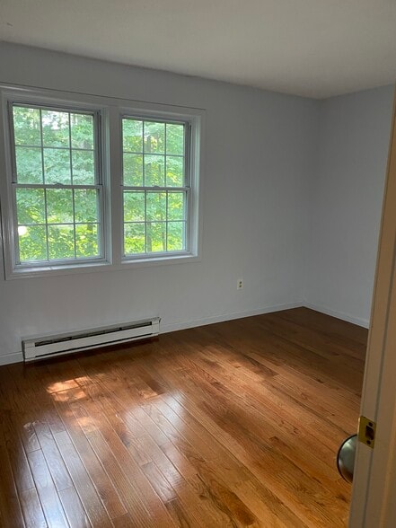 Building Photo - 252 Twin Oaks Ter