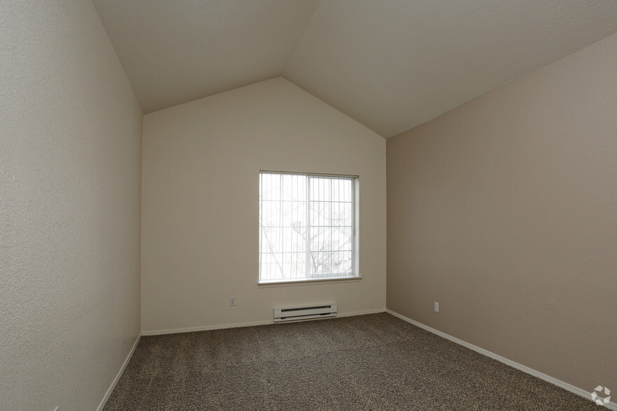 Bedroom - Oak Glen Apartments