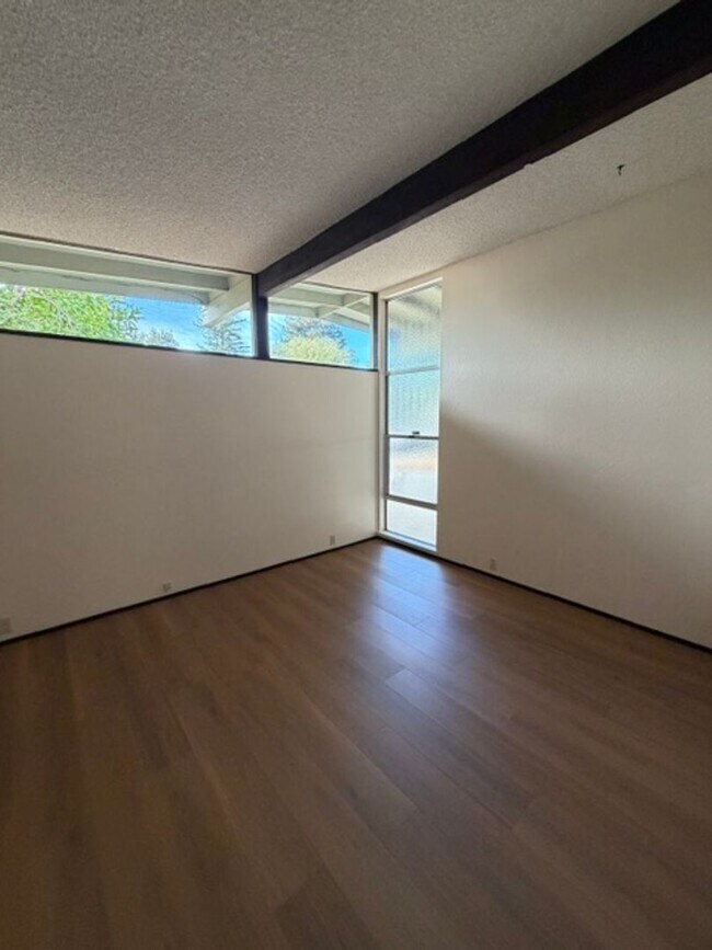 Building Photo - 557 Villanova Dr