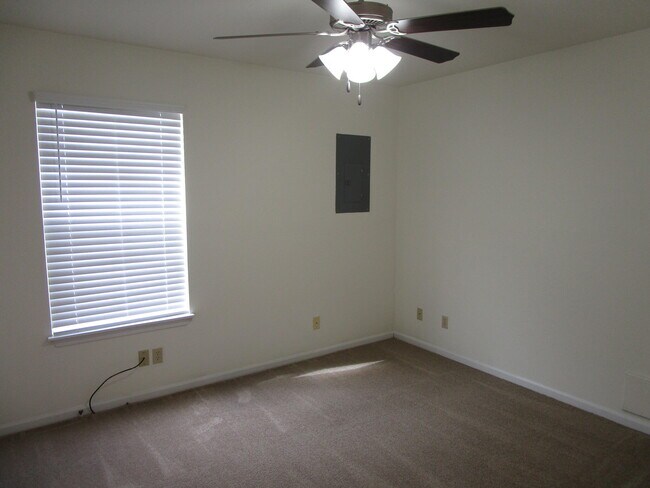 Building Photo - 2406 Calder Ct
