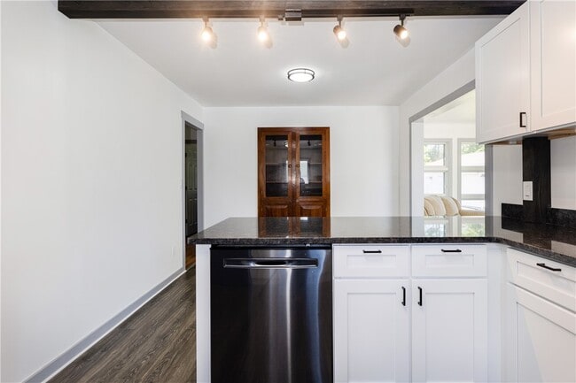 Building Photo - 578 Victory Hwy