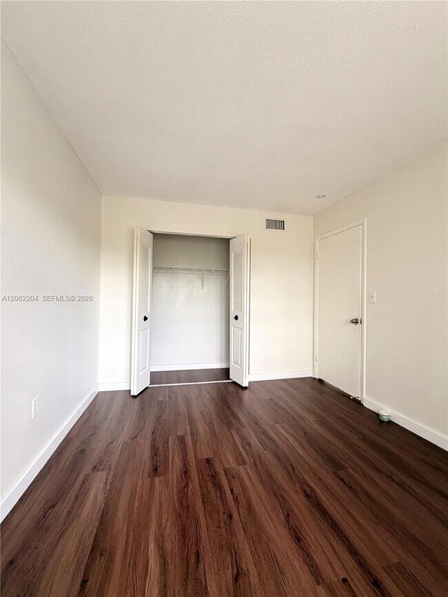 Building Photo - 10431 N Kendall Dr