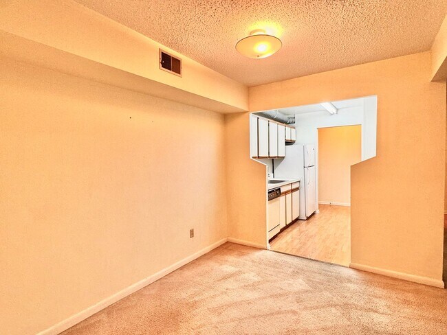 Building Photo - 2 Bedroom/2 Bath Condo near shopping with den, community Pool and more!