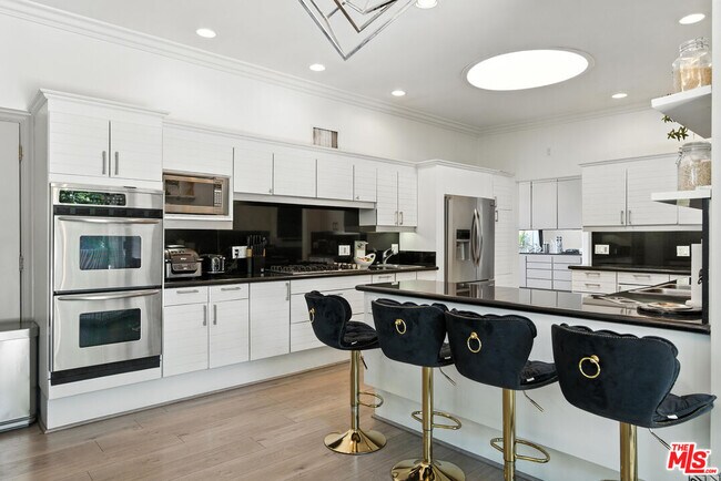 Building Photo - 5139 Collett Ave