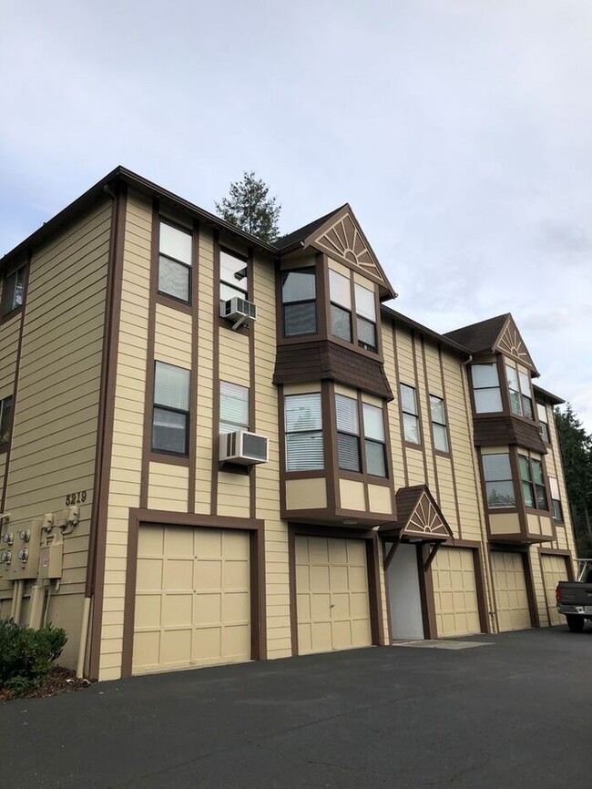 Primary Photo - Nice 2 Bedroom Upper Unit In 4-PLex!