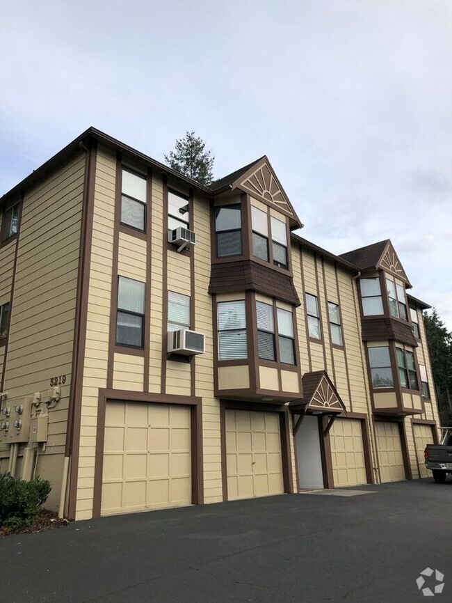 Building Photo - Nice 2 Bedroom Upper Unit In 4-PLex!