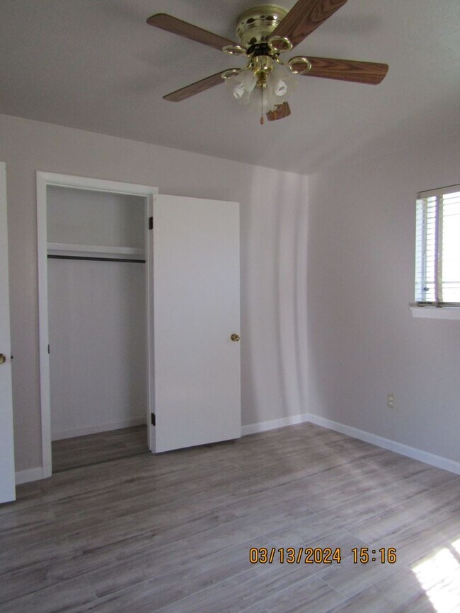Building Photo - Freshly Painted/New Flooring Home!! Pets N...