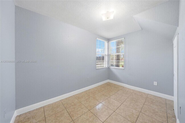 Building Photo - 902 SW 8th Pl