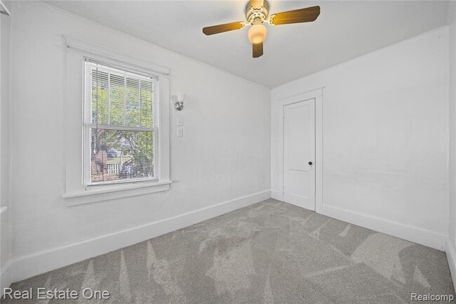 Building Photo - 842 E 10 Mile Rd