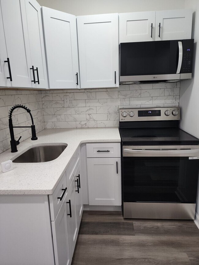 Building Photo - 5012 W Stiles St