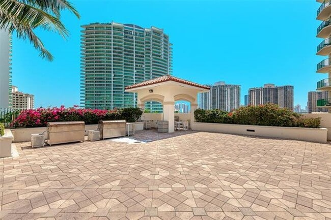 Building Photo - 20000 E Country Club Dr