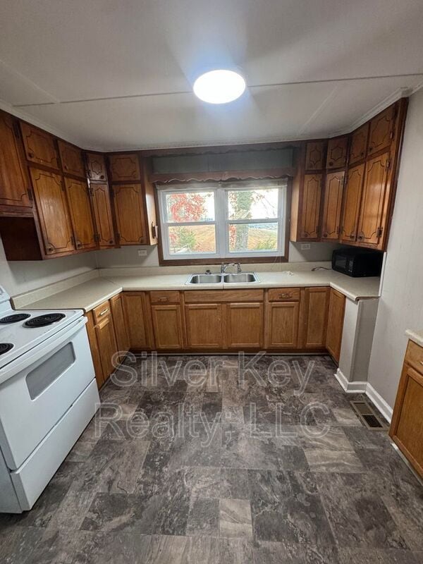 Building Photo - 703 Old Riceville Rd