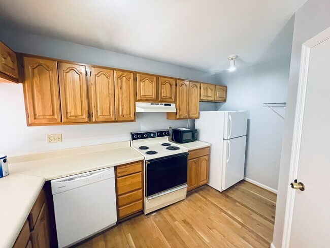 Building Photo - 2-Bedroom Townhouse with Garage & Pool on ...