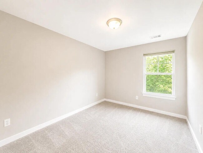 Building Photo - 722 Elmbrook Dr