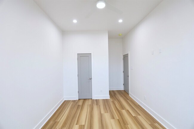 Building Photo - 421 E 41st St