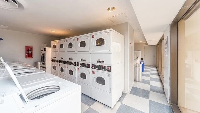 Building Photo - 4343 N Clarendon Ave