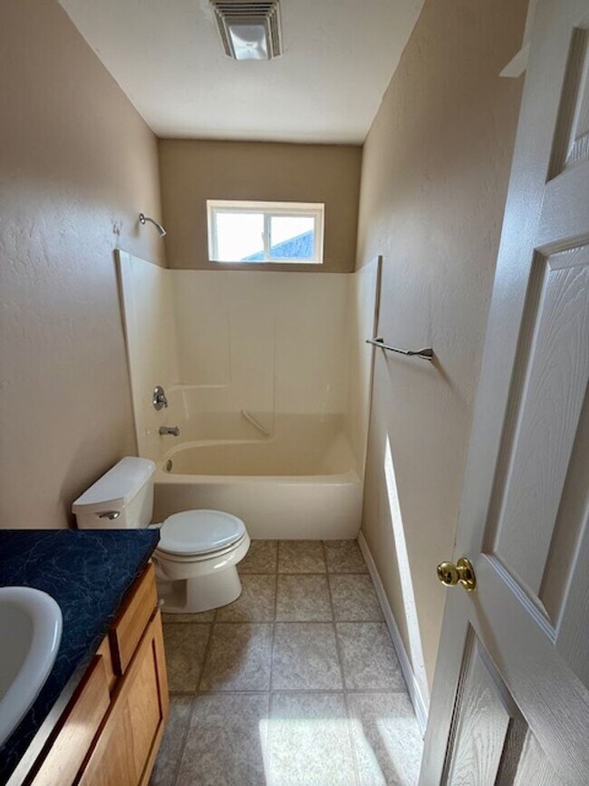 Building Photo - Beautiful 3 Bedroom 2 Bathroom House  **2 Weeks Free Rent**