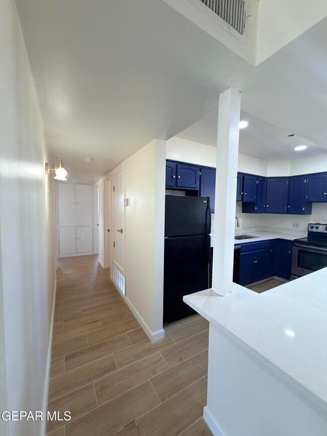 Building Photo - 7605 Parkland Dr