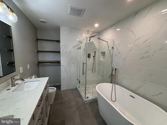 Building Photo - 7020 Falls Reach Dr