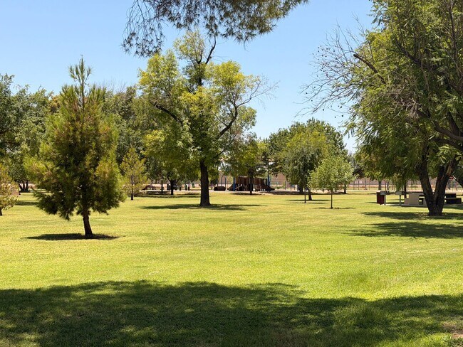 Building Photo - 718 E Manhatton Dr