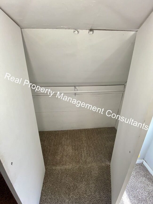 Building Photo - Charming 3 Bedroom, 1 Bathroom Home with B...