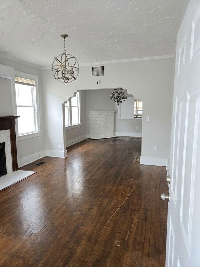 Building Photo - 821 W 39th St