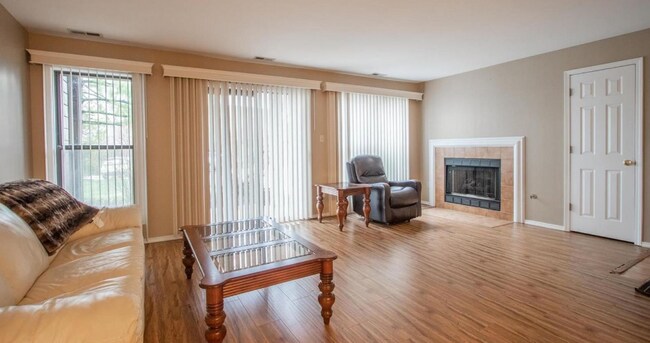 Building Photo - 5196 Hollow Wood Ct