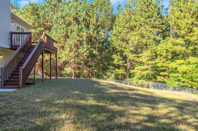 Building Photo - Spacious 4-Bedroom Split Foyer with 3 Bath...