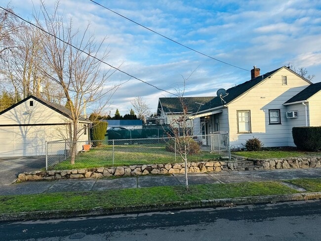 Building Photo - Charming Downtown Vancouver Bungalow
