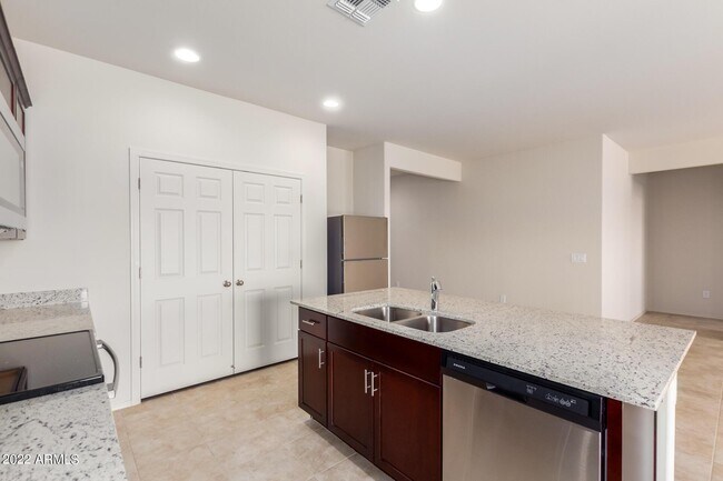 Building Photo - 10926 W Whitton St