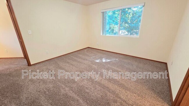 Building Photo - 6710 Takota Pl NE