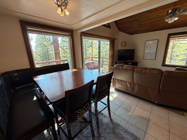 Building Photo - 2 Bedroom Duplex in Tyrolia! Summer pool!