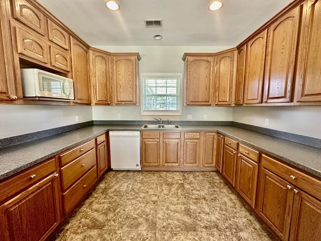 Building Photo - Spacious Home on a Large Lot in Grande Oaks!