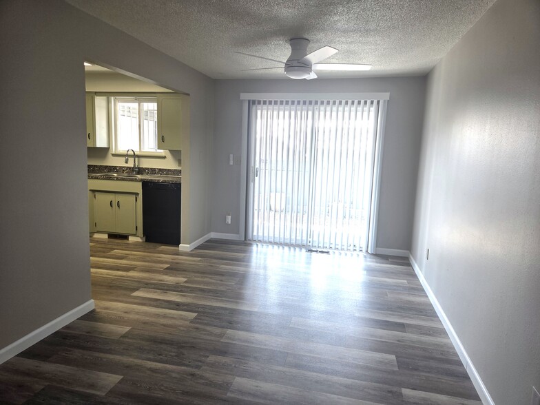 Dining area - 7002 1/2 Maclaren Way