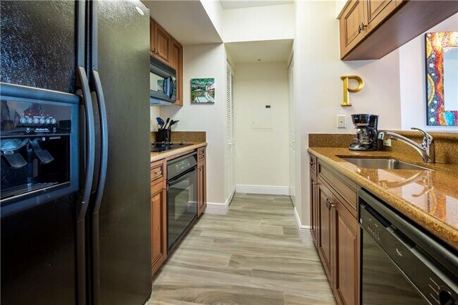 Building Photo - 347 N New River Dr E