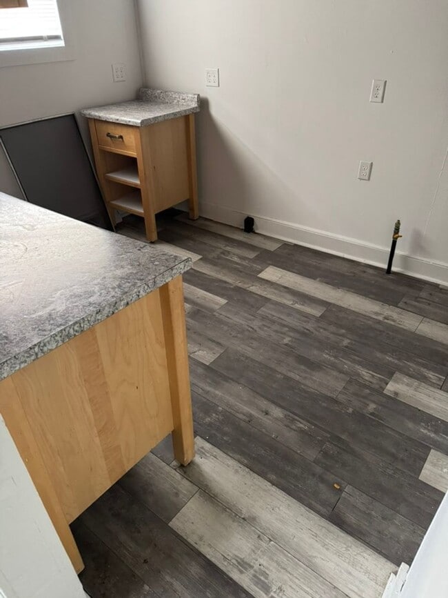 Building Photo - Nice 3-Bedroom Single Family Home Availabl...